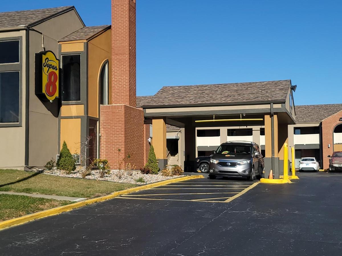 Super 8 By Wyndham Kansas City Airport North Exteriör bild