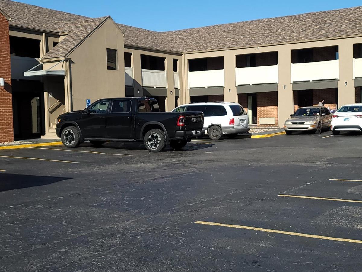 Super 8 By Wyndham Kansas City Airport North Exteriör bild