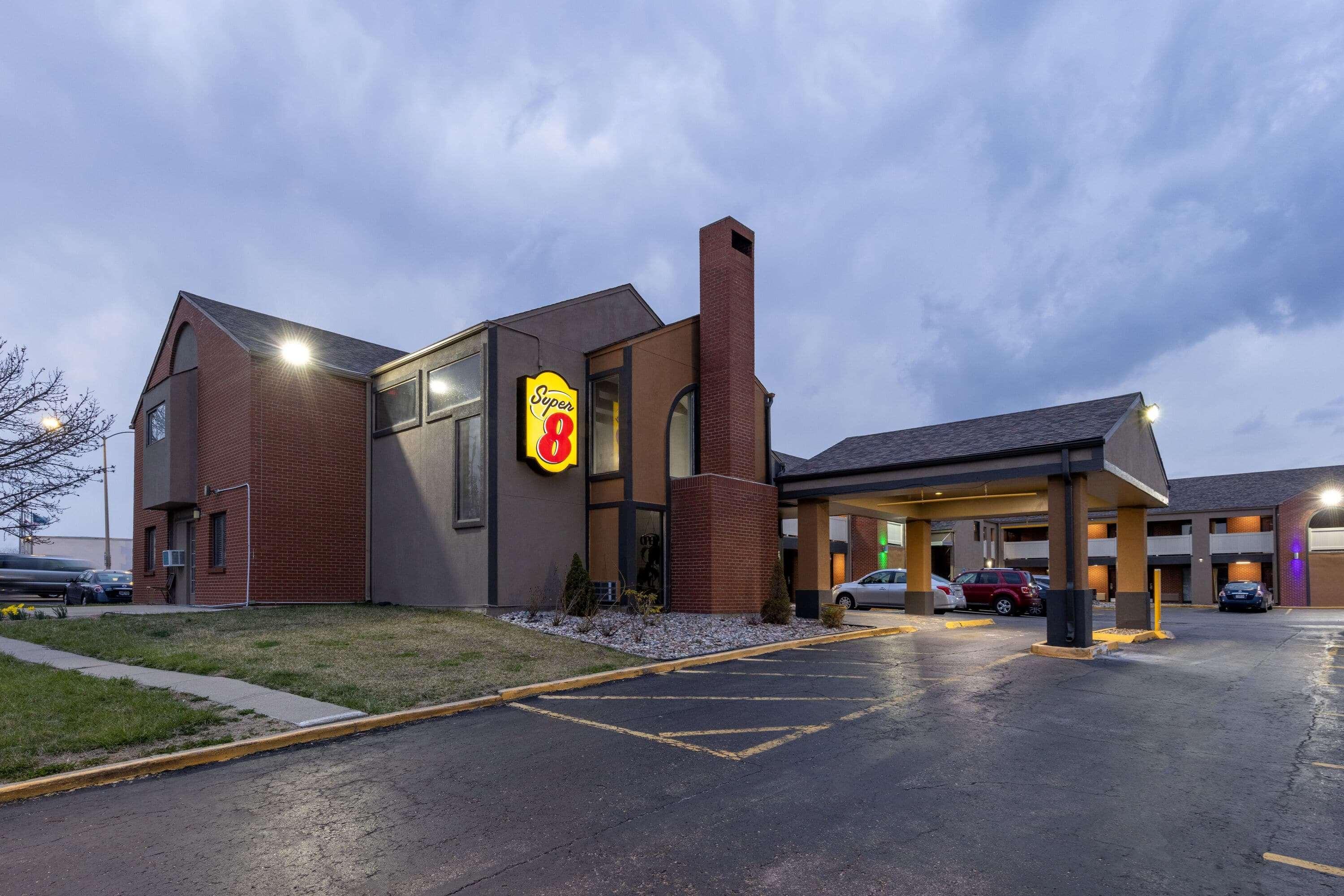 Super 8 By Wyndham Kansas City Airport North Exteriör bild