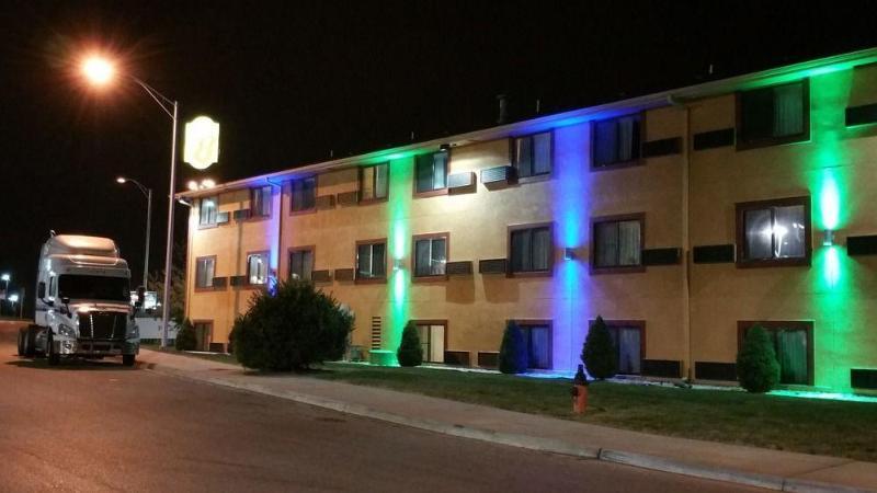 Super 8 By Wyndham Kansas City Airport North Exteriör bild